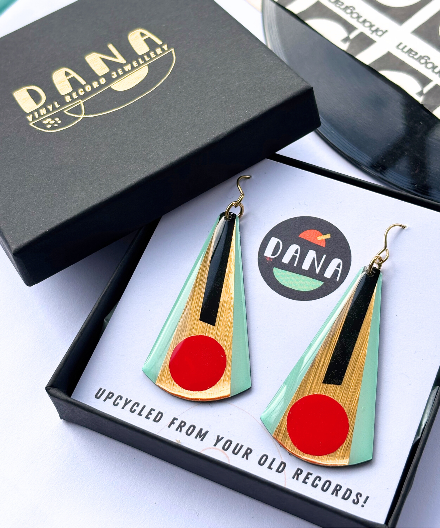 VERA in mint green, gold, red, black
