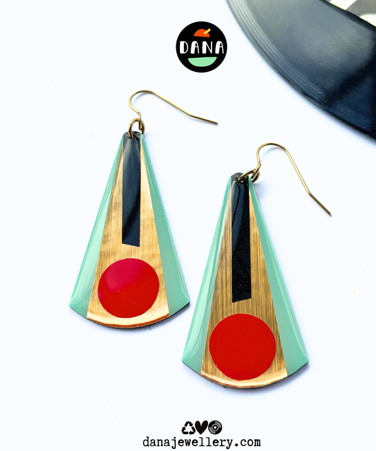 VERA in mint green, gold, red, black